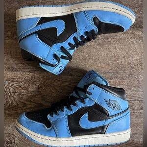 Jordan 1 Mid
University Blue Black , US size 8.5